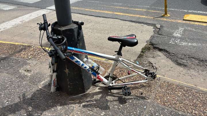 Misterio por una bicicleta atada y sin ruedas en una de las esquinas más transitadas de la ciudad