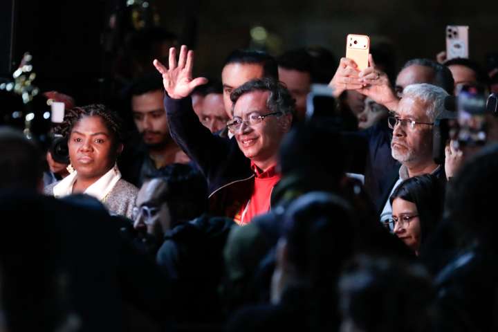 Niegan combustible a avión de presidente Petro en aeropuerto de Madrid por 'Lista Clinton'