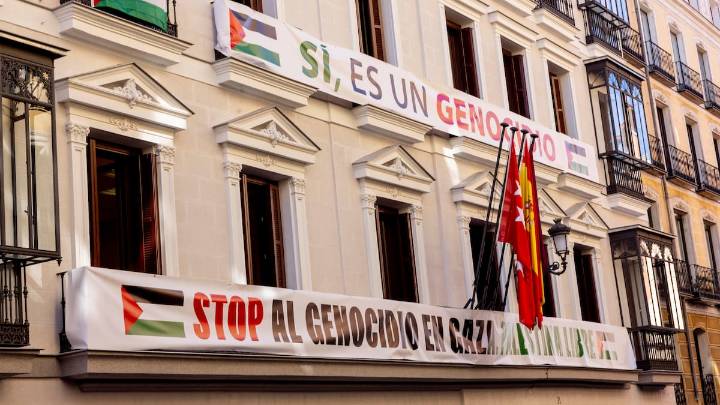 El gobierno de Almeida ordena quitar las pancartas de Más Madrid contra el genocidio en Gaza por ser "partidistas"