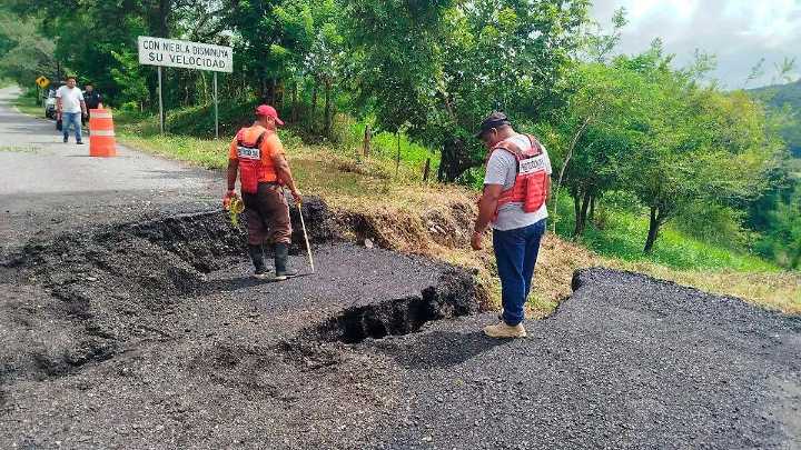 Lluvias provocan gran grieta y hundimiento en carretera de Venustiano Carranza, en Puebla