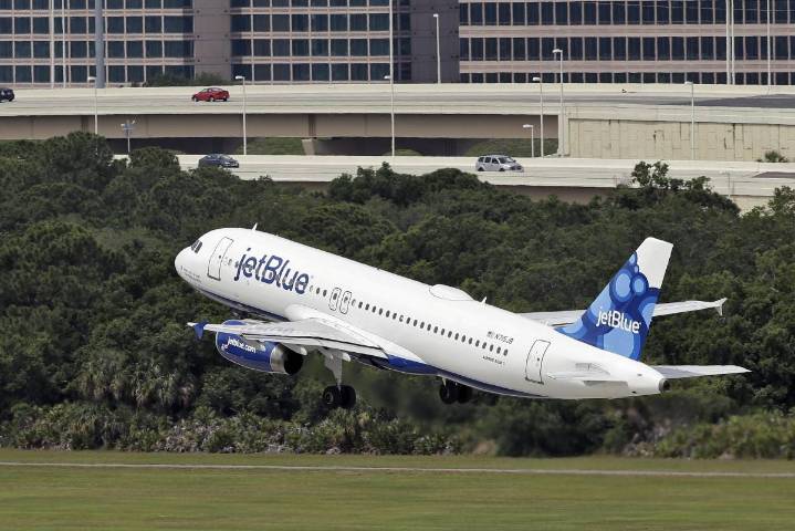 Vuelo de JetBlue que salió de Cancún aterriza de emergencia en EU; reportan varios heridos