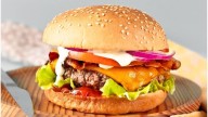 El Parlamento Europeo prohíbe llamar "hamburguesa" o "filete" a productos veganos