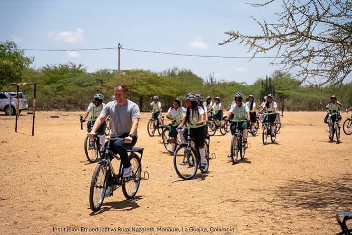 Smart Fit entrega 120 bicicletas Buffalo en La Guajira para impulsar educación y acceso al agua