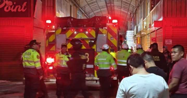Comas: Bomberos controlan incendio en el mercado Unicachi tras rápida intervención