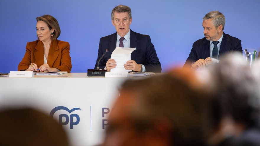 Feijóo se reúne en Soria con autónomos para escuchar propuestas y denunciar el "sablazo" del Gobierno