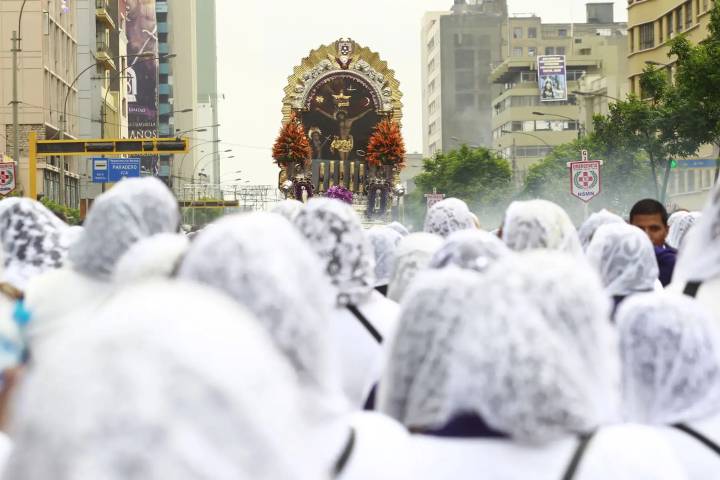 Se inició tercer recorrido procesional del Señor de los Milagros por las calles de Lima