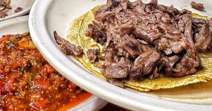 Prueba el sabor del taco al carbón con sello Bib Gourmand