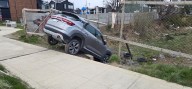 Conductor pierde el control de su vehículo y termina en terreno eriazo en Punta Arenas