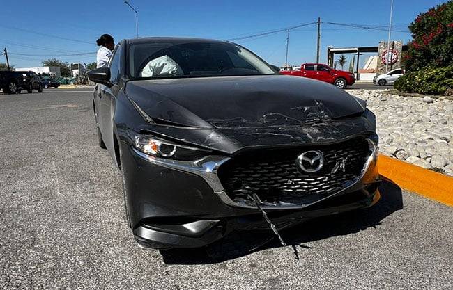 Iba a la gasolinera y provoca accidente: Se mete en zona prohibida y provoca daños a un auto