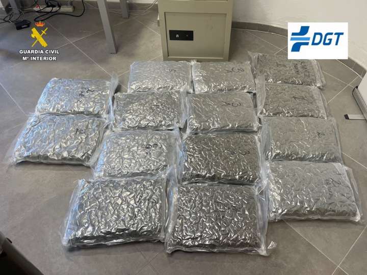 La Guardia Civil interviene más de 22 kilos de marihuana durante un control de tráfico en Orihuela