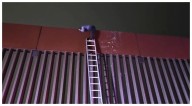 Migrante mexicano, abandonado en lo alto del muro fronterizo en San Elizario, Texas, es rescatado ileso