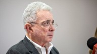 Álvaro Uribe fue sometido a dos intervenciones quirúrgicas en Medellín y al salir lanzó pullas por el “deterioro de la salud” en Colombia