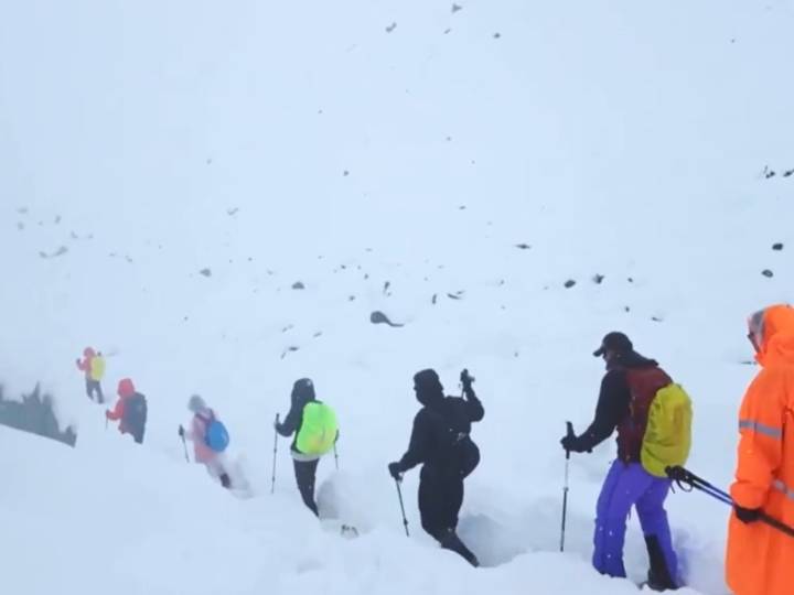 Monte Everest: rescatan a parte de los montañistas atrapados a casi 5.000 metros de altura pero cientos siguen varados