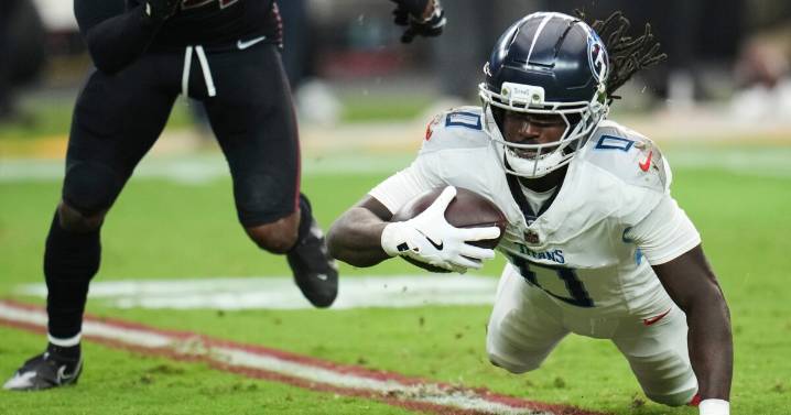 Titans snap 10-game skid with improbable comeback to beat Cardinals 22