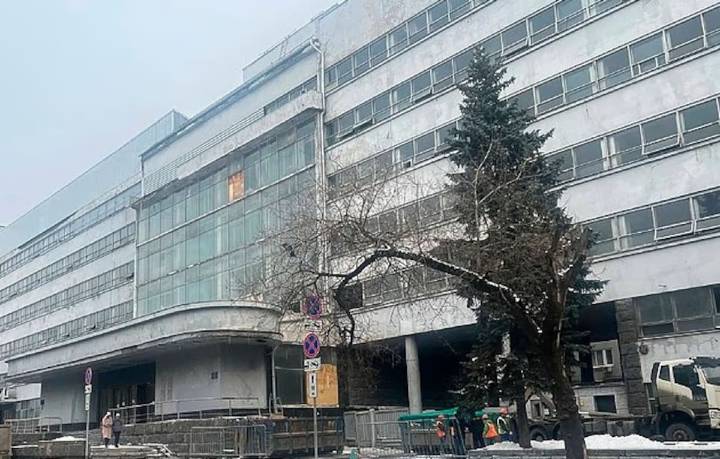 Otra muerte sospechosa en Moscú: un histórico referente de la prensa rusa cayó por la ventana y alimenta rumores