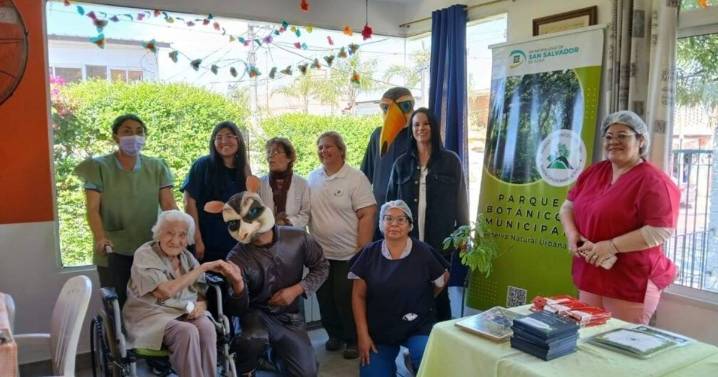 Colorida visita a un geriátrico