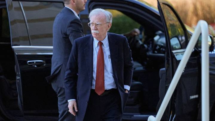 La imputación de Bolton acelera el cerco de Trump contra sus críticos