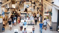 El consumo no repunta: el Indec informó que en shoppings la caída fue del 1,9% interanual