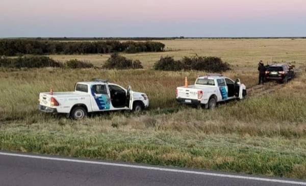 Exhibieron un arma, huyeron en la ruta y abandonaron el vehículo en zona rural
