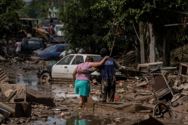 Los estragos por las fuertes lluvias en México dejan al menos 64 muertos y 65 personas no localizadas en cinco estados