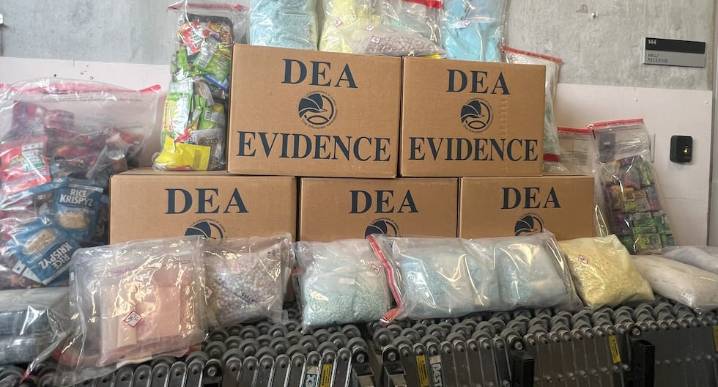 Análisis de cocaína y nuevas mezclas de fentanilo: una visita a un laboratorio de la DEA en Florida