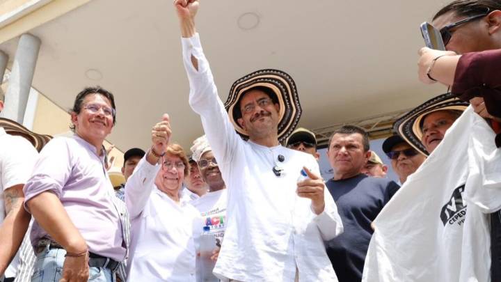 Iván Cepeda hace eventos en plaza pública en varias ciudades