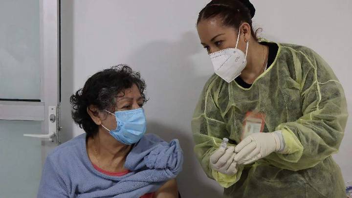 Vacuna de Moderna contra COVID-19 será aplicada para la temporada invernal