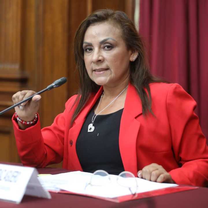 Kira Alcarraz amenaza a periodista por preguntas sobre contrataciones en su despacho