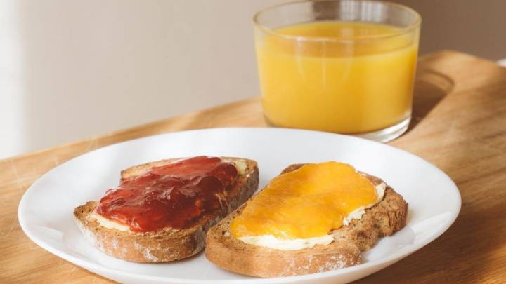 El desayuno clásico: café, zumo y tostadas, ¿es realmente saludable?