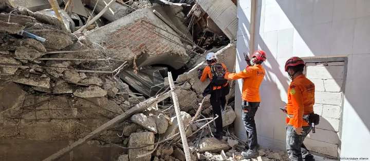 Autoridades en Indonesia indican que no hay señales de vida de los 59 desaparecidos en internado derrumbado