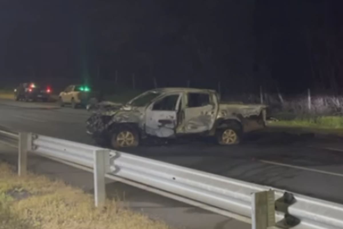 Ataque incendiario en Ercilla deja una camioneta destruida en la Ruta 5 Sur: mujer quedó grave tras ser baleada