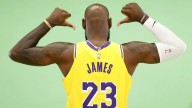LeBron James recibe duras críticas por usar un truco publicitario para anunciar alcohol