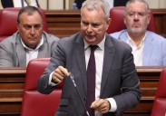 El presidente canario sortea las críticas de la oposición y defiende su «política útil»