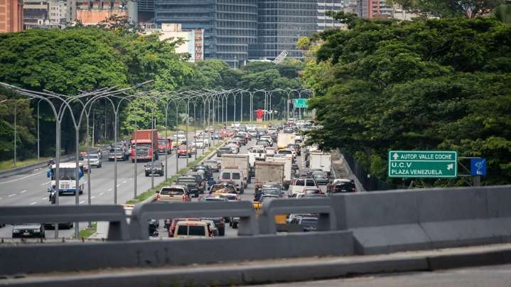 Ministerio del Transporte anuncia cierre temporal de dos vías principales en Caracas