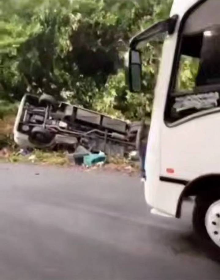 Autobús se volcó en Troncal 10