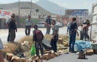 Se desata rapiña de cerveza tras volcadura de camión en la carretera Saltillo
