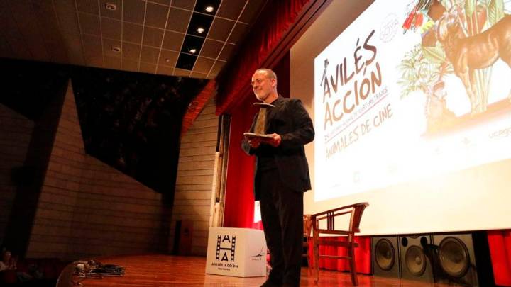 Avilés abraza de nuevo a Javier Gutiérrez para el rodaje de "El profesor"