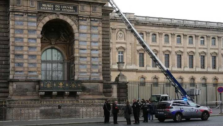 Roban en apenas 7 minutos nueve joyas de Napoleón en el Museo del Louvre