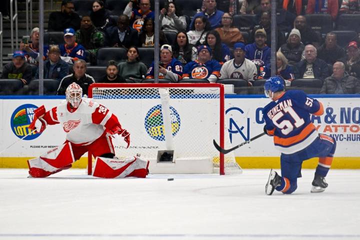 Deadspin | Islanders blitz Red Wings 7-2 in 4th straight victory