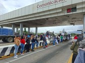 Por incumplimiento de acuerdos, docentes toman caseta de la México