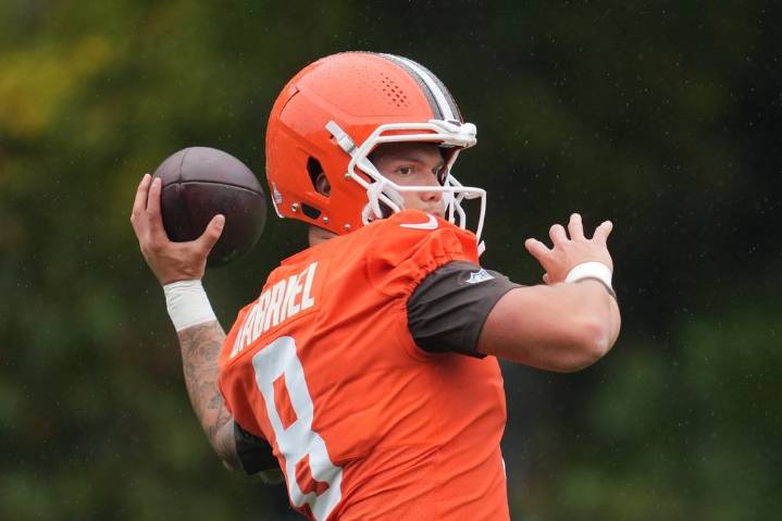Browns QB Dillon Gabriel is confident for his 1st NFL start and jokes that his dad needs a passport