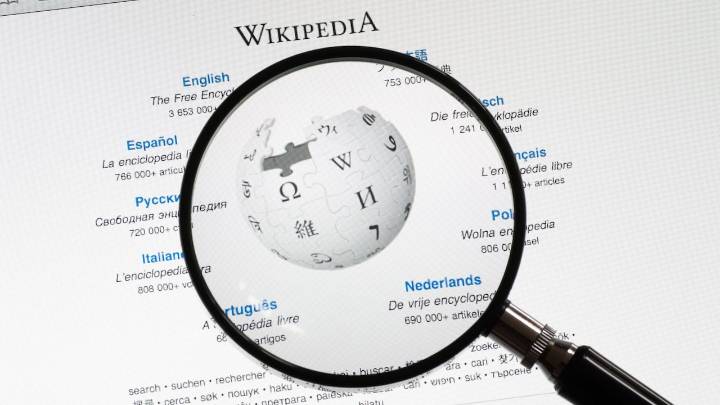 Wikipedia registró una caída del 8 % en visitas humanas mientras aumenta el tráfico de bots impulsado por IA