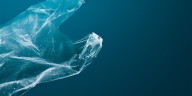 El misterio del plástico perdido: ¿por qué sigue flotando en el océano después de décadas?