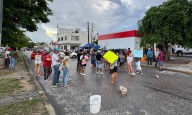 Bloquean vecinos de la SM 517 avenida en Cancún por inconformidad ante CFE