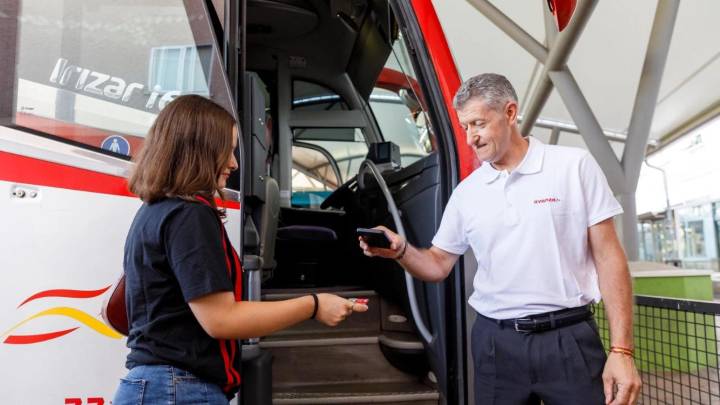 Facua reclama que devuelvan el dinero a usuarios de Buscyl que tuvieron que pagar al no tener los autobuses lectores de QR
