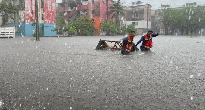 Suman 80 muertos ante lluvias e inundaciones en 5 estados de México