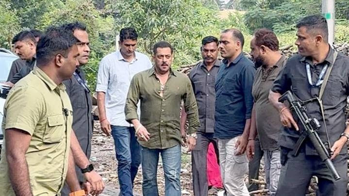 Salman Khan attends Pankaj Dheer's funeral