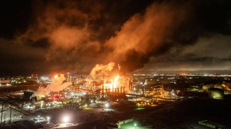 Incendio masivo en refinería a las afueras de Los Ángeles 🎥