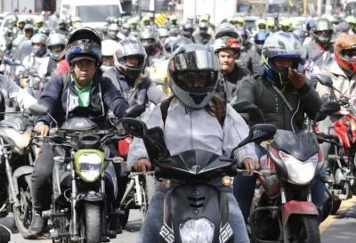 Motoristas bloquean Bogotá por restricciones contra las «rodadas del terror» en Halloween