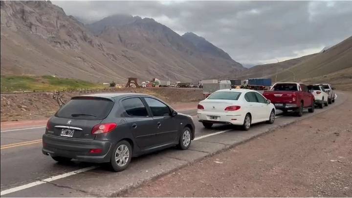 Éxodo argentino a Chile por el fin de semana largo: filas interminables y tour de compras